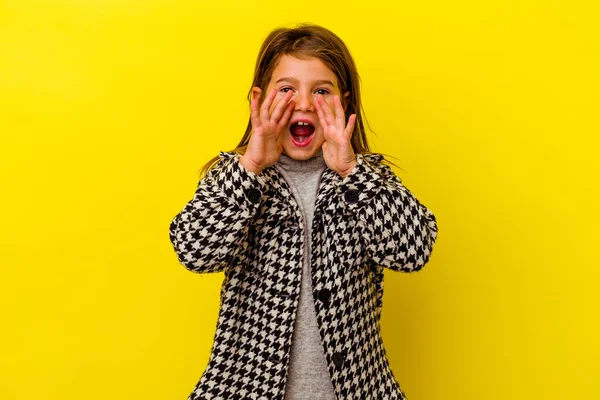 Mały Kaukaski Dziewczyna Odizolowany Żółty Tło Krzycząc Podekscytowany Dla Front — Zdjęcie stockowe