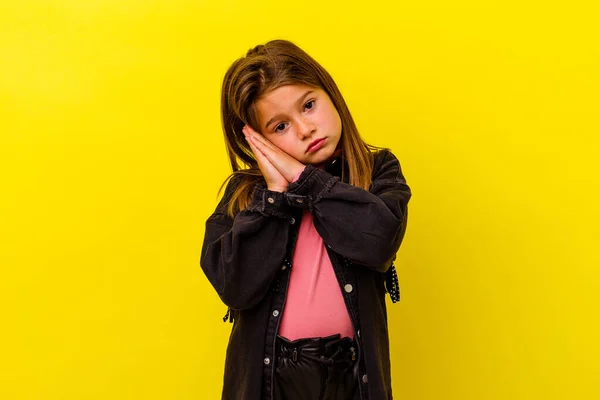 Niña Caucásica Aislada Sobre Fondo Amarillo Bostezando Mostrando Gesto Cansado —  Fotos de Stock