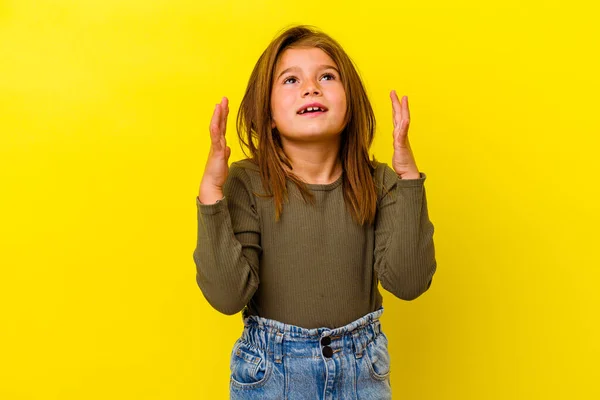 Μικρή Καυκάσια Κοπέλα Απομονωμένη Κίτρινο Φόντο Γελάει Δυνατά Κρατώντας Χέρι — Φωτογραφία Αρχείου