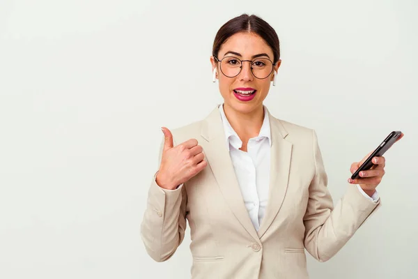 Jonge Zakenvrouw Met Een Mobiele Telefoon Geïsoleerd Witte Achtergrond Glimlachen — Stockfoto