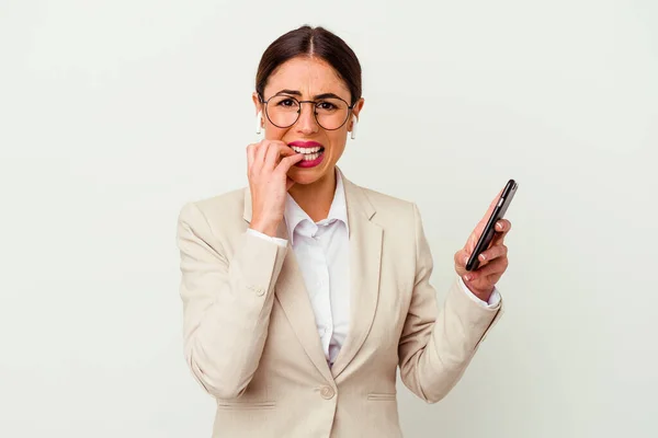 Jonge Zakenvrouw Met Een Mobiele Telefoon Geïsoleerd Witte Achtergrond Bijten — Stockfoto