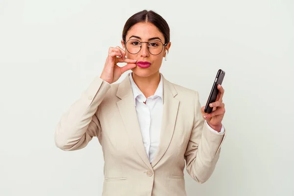 Joven Mujer Negocios Sosteniendo Teléfono Móvil Aislado Sobre Fondo Blanco —  Fotos de Stock