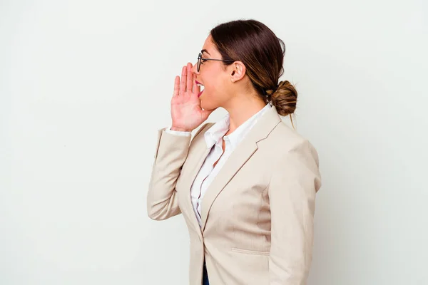 Jeune Femme Caucasienne Affaires Isolée Sur Fond Blanc Criant Tenant — Photo