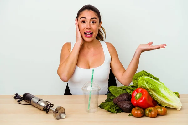 Giovane Donna Caucasica Che Prepara Frullato Sano Con Verdure Tiene — Foto Stock