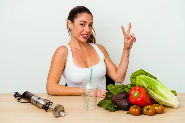 Junge Kaukasische Frau Bereitet Einen Gesunden Smoothie Mit Gemüse Zeigt — Stockfoto