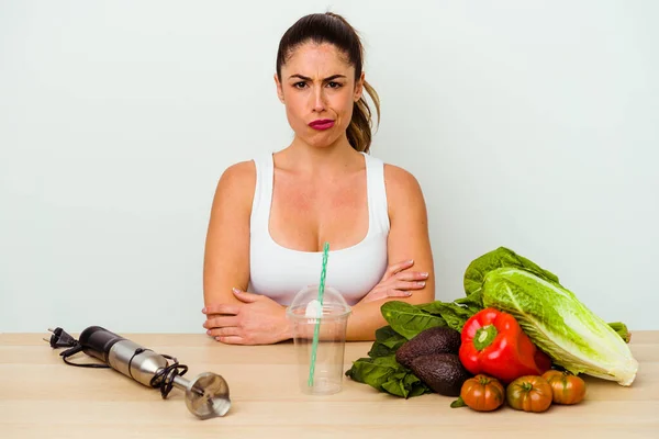 Ung Kaukasisk Kvinna Förbereder Hälsosam Smoothie Med Grönsaker Rynkar Pannan — Stockfoto