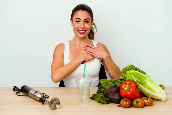 Ung Kaukasisk Kvinna Förbereder Hälsosam Smoothie Med Grönsaker Har Vänliga — Stockfoto