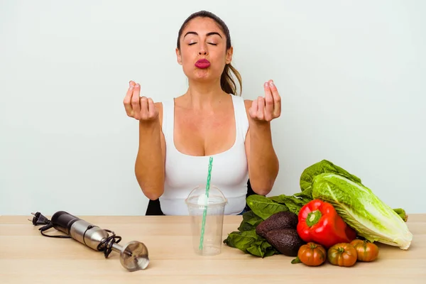 Młoda Biała Kobieta Przygotowuje Zdrowy Koktajl Warzywami Pokazując Nie Pieniędzy — Zdjęcie stockowe