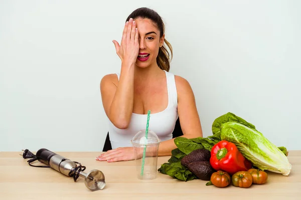 Ung Kaukasisk Kvinna Förbereder Hälsosam Smoothie Med Grönsaker Som Har — Stockfoto