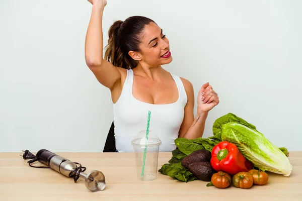 Jovem Caucasiana Preparando Smoothie Saudável Com Legumes Dançando Divertindo — Fotografia de Stock