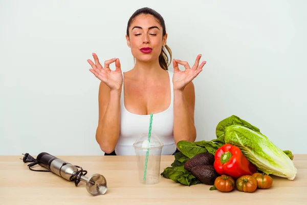 Junge Kaukasische Frau Bereitet Einen Gesunden Smoothie Mit Gemüse Entspannt — Stockfoto