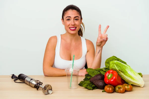 Junge Kaukasierin Bereitet Einen Gesunden Smoothie Mit Gemüse Und Zeigt — Stockfoto