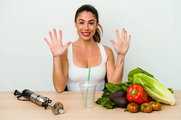 Mulher Branca Jovem Preparando Smoothie Saudável Com Legumes Mostrando Número — Fotografia de Stock