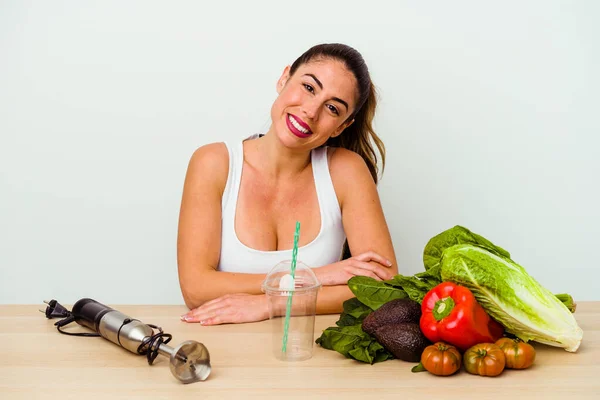 Joven Mujer Caucásica Preparando Batido Saludable Con Verduras Riendo Divirtiéndose — Foto de Stock