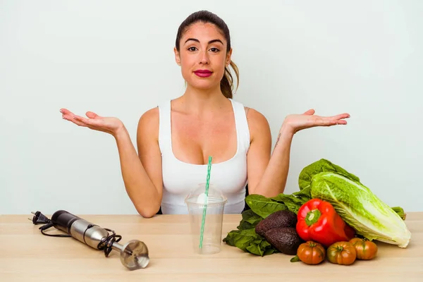Ung Kaukasisk Kvinna Förbereder Hälsosam Smoothie Med Grönsaker Gör Skala — Stockfoto