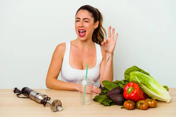 Ung Kaukasisk Kvinna Förbereder Hälsosam Smoothie Med Grönsaker Blinkar Ett — Stockfoto