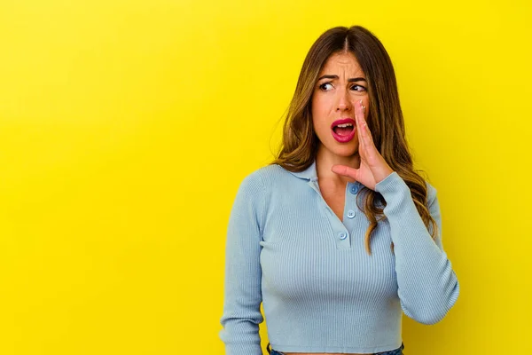 Jonge Blanke Vrouw Geïsoleerd Gele Achtergrond Zegt Een Geheim Warm — Stockfoto