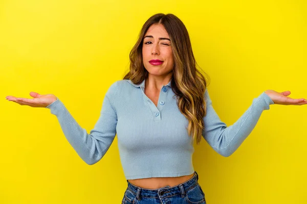 Jonge Blanke Vrouw Geïsoleerd Gele Achtergrond Twijfelen Schouders Ophalen Ondervraging — Stockfoto