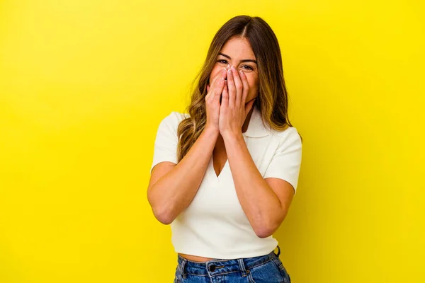 Jonge Blanke Vrouw Geïsoleerd Gele Achtergrond Lachen Iets Bedekken Mond — Stockfoto