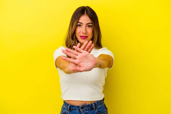 Jonge Blanke Vrouw Geïsoleerd Gele Achtergrond Doet Een Ontkenning Gebaar — Stockfoto