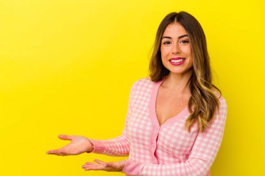 Sarı arka planda izole edilmiş beyaz bir kadın. Elinde palmiye ağacının üzerinde bir fotokopi odası var..