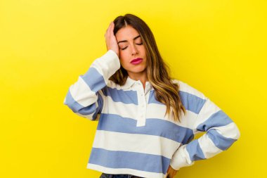 Sarı arka planda izole edilmiş, sıkılmış, yorgun ve dinlenmeye ihtiyacı olan beyaz bir kadın..