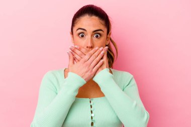 Pembe arka planda izole edilmiş beyaz bir kadın. Kameraya elini uzatıp selam veriyor..