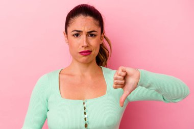 Pembe arka planda soyutlanmış, başı ağrıyan, yüzüne dokunan beyaz bir kadın..