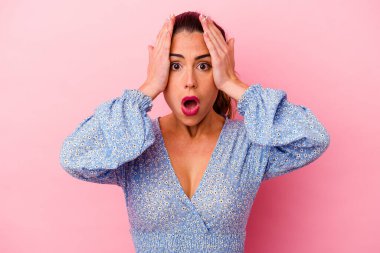 Pembe arka planda izole edilmiş beyaz bir kadın parasız olduğunu gösteriyor..