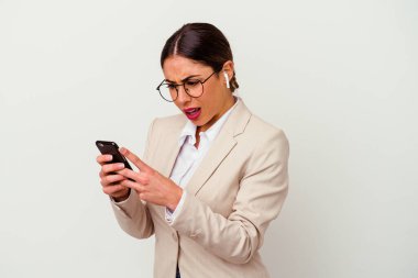 Kafkasyalı genç iş kadını cep telefonuyla mesaj yazıyor.