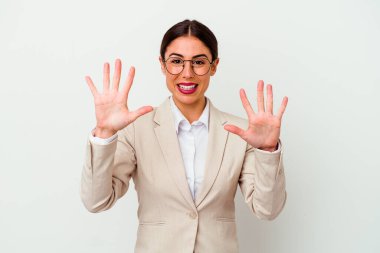 Beyaz arka planda izole edilmiş genç beyaz kadın on numarayı elleriyle gösteriyor..