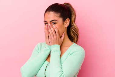 Pembe arka planda izole edilmiş beyaz bir kadın. İğrenme belirtisi gösteren birini reddediyor..