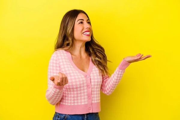 Jonge Blanke Vrouw Geïsoleerd Gele Achtergrond Vrolijk Lachen Veel Geluksconcept — Stockfoto