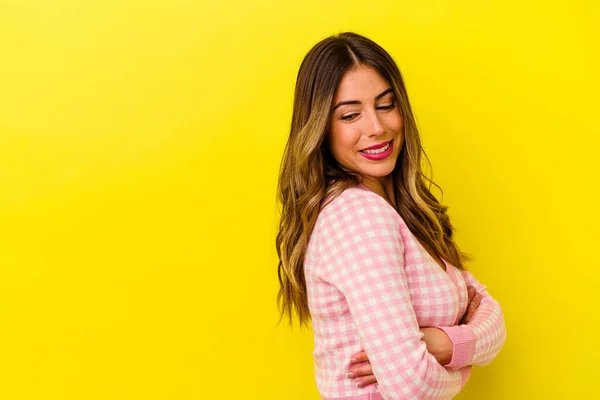 Young Caucasian Woman Isolated Yellow Background Smiling Confident Crossed Arms — Stock Photo, Image