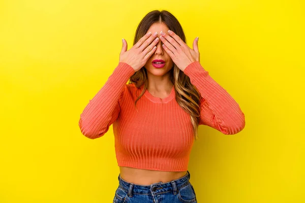 Mulher Caucasiana Jovem Isolada Fundo Amarelo Com Medo Cobrir Olhos — Fotografia de Stock