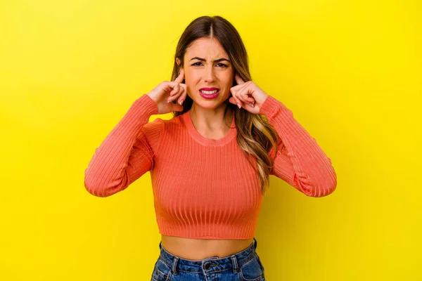 Mujer Caucásica Joven Aislada Sobre Fondo Amarillo Cubriendo Las Orejas —  Fotos de Stock