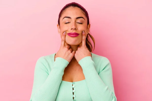 Ung Kaukasisk Kvinna Isolerad Rosa Bakgrund Har Idé Inspiration Koncept — Stockfoto