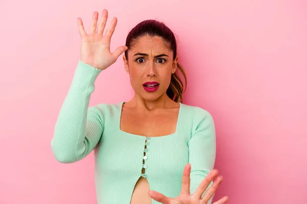 Jonge Blanke Vrouw Geïsoleerd Roze Achtergrond Bedekt Oren Met Handen — Stockfoto