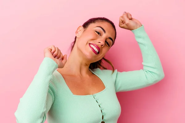 Ung Kaukasisk Kvinna Isolerad Rosa Bakgrund Med Fingrar Läppar Att — Stockfoto