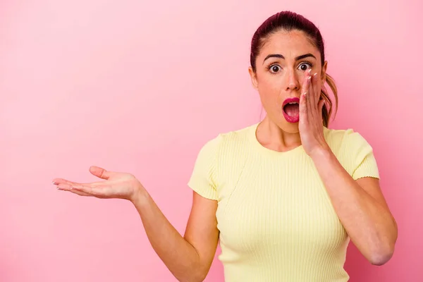 Young Caucasian Woman Isolated Pink Background Smiling Cheerfully Pointing Forefinger — ストック写真