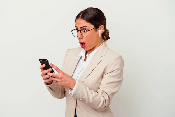 Joven Mujer Negocios Caucásica Escribiendo Mensaje Con Teléfono Móvil —  Fotos de Stock