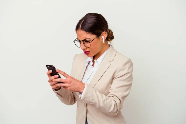 Joven Mujer Negocios Caucásica Escribiendo Mensaje Con Teléfono Móvil —  Fotos de Stock