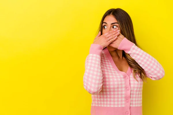 Mujer Caucásica Joven Aislada Sobre Fondo Amarillo Reflexivo Mirando Espacio —  Fotos de Stock