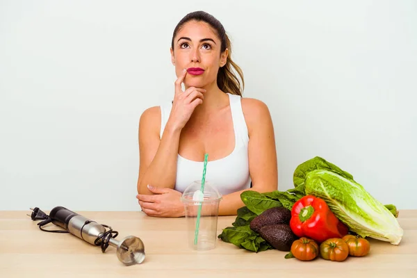 Mulher Caucasiana Jovem Preparando Smoothie Saudável Com Legumes Olhando Para — Fotografia de Stock