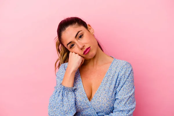 Jeune Femme Caucasienne Isolée Sur Fond Rose Montrant Poing Caméra — Photo