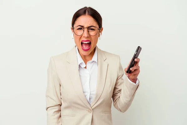 若いビジネス女性を保持しています携帯電話は非常に怒って積極的に叫んで白い背景に隔離 — ストック写真