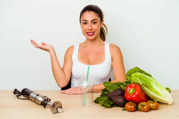 Mulher Caucasiana Jovem Preparando Smoothie Saudável Com Legumes Mostrando Espaço — Fotografia de Stock