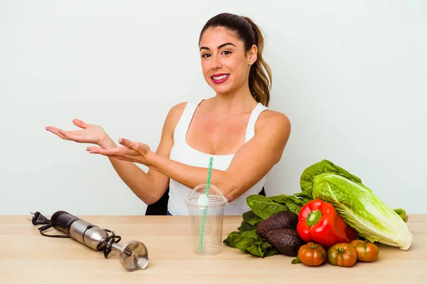 Mulher Caucasiana Jovem Preparando Smoothie Saudável Com Legumes Segurando Espaço — Fotografia de Stock