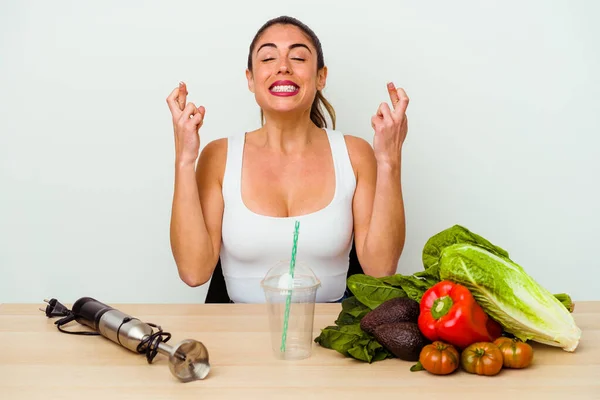 Ung Kaukasisk Kvinna Förbereder Hälsosam Smoothie Med Grönsaker Korsande Fingrar — Stockfoto