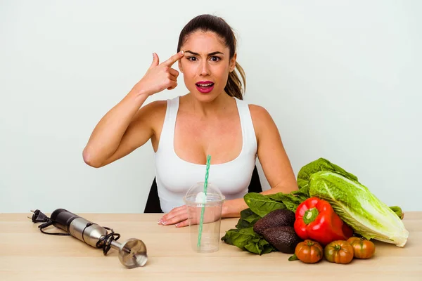 Ung Kaukasisk Kvinna Förbereder Hälsosam Smoothie Med Grönsaker Visar Besvikelse — Stockfoto